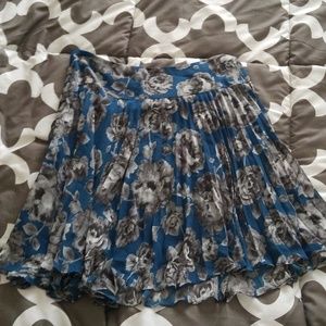 Size 6P navy and gray floral skirt